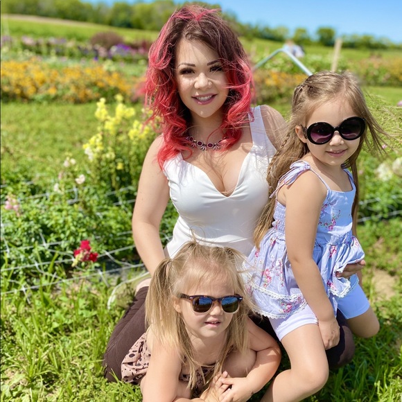 Meet your Posher, Stephanie - Picture 1 of 7